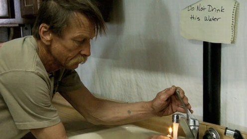 Potrafisz podpalić wodę płynącą z kranu? Ten mężczyzna tak (wideo) 1