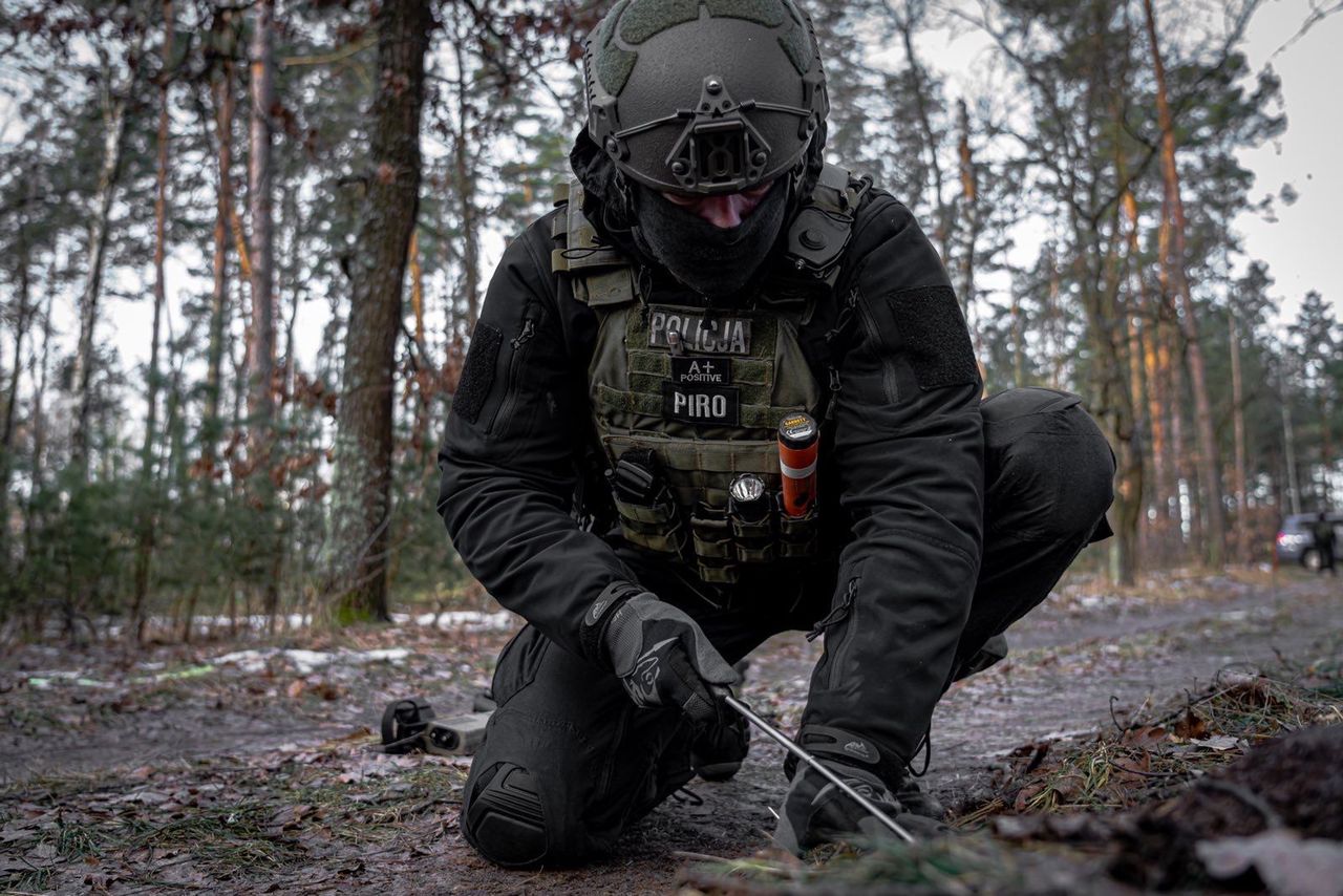 Lasy koło Opatówka usłane niewybuchami. To prawdziwy poligon dla pirotechników i saperów. Szkolili się tam policjanci z Pleszewa