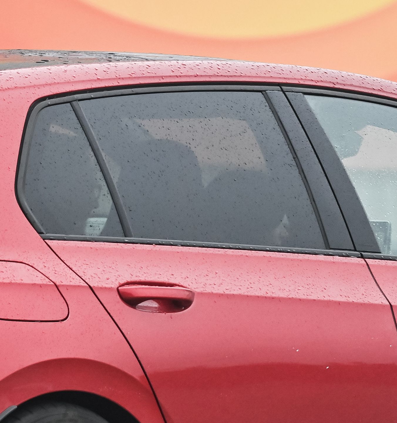 Katarzyna Cichopek i Maciej Kurzajewski maszerują z termosami