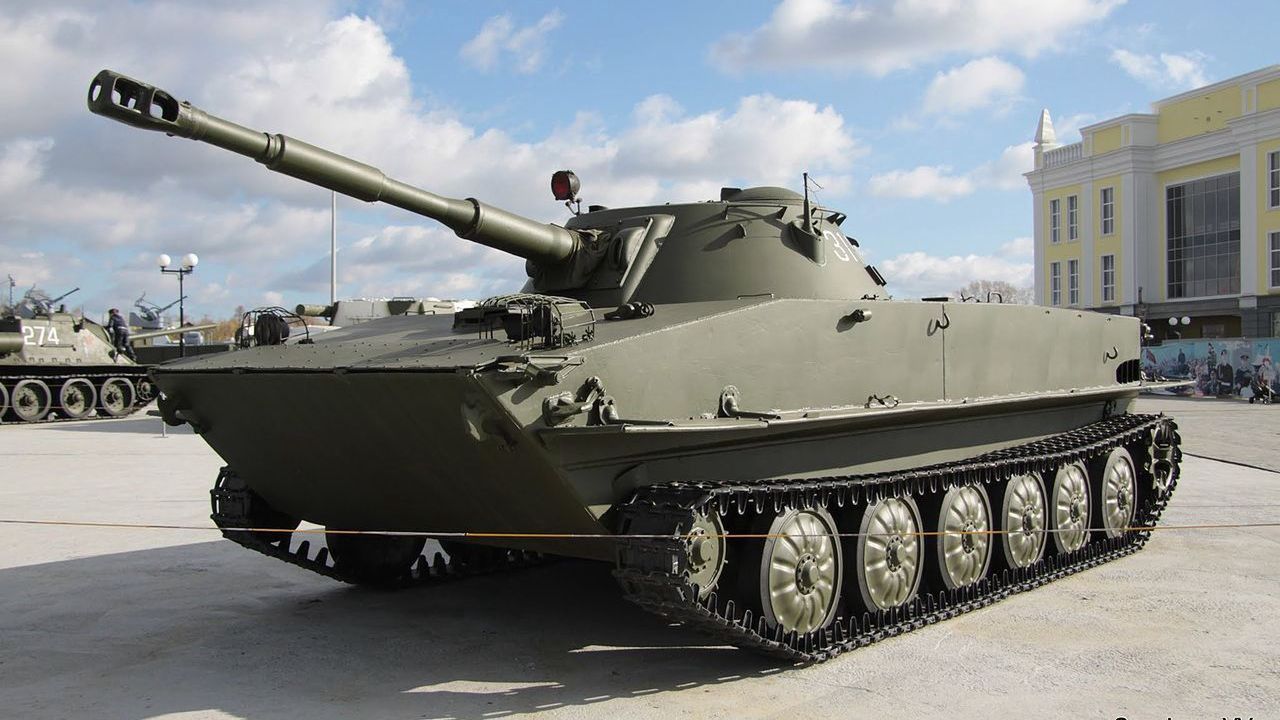 Armata kal. 90 mm lekkiego czołgu amfibijnego PT-76 może strzelać pociskami podkalibrowymi stabilizowanymi brzechwowo z odrzucanym sabotem (APFSDS)