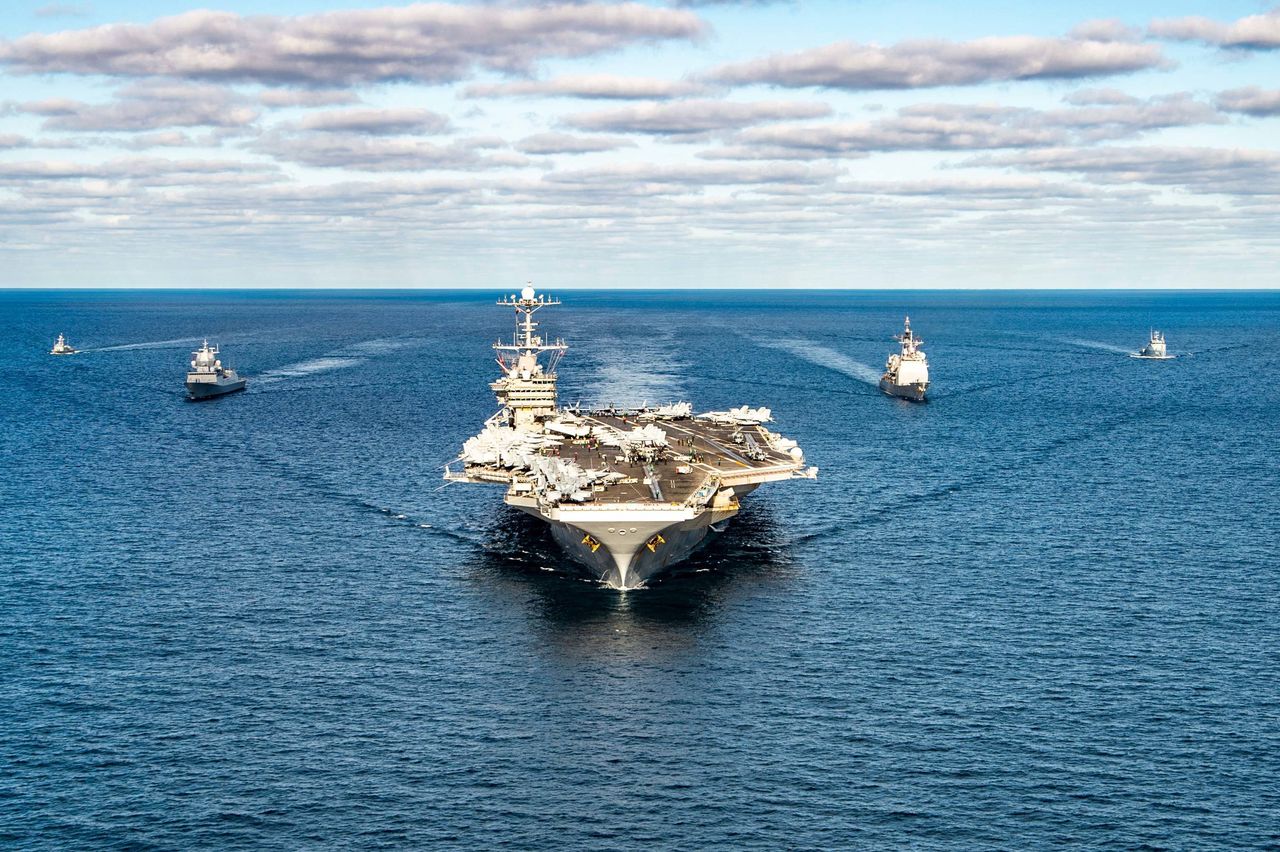 USS Harry Truman i część jego grupy w grudniu 2021 roku. Na prawo od lotniskowca krążownik San Jacinto, na lewo - norweska fregata Fridtjof Nansen