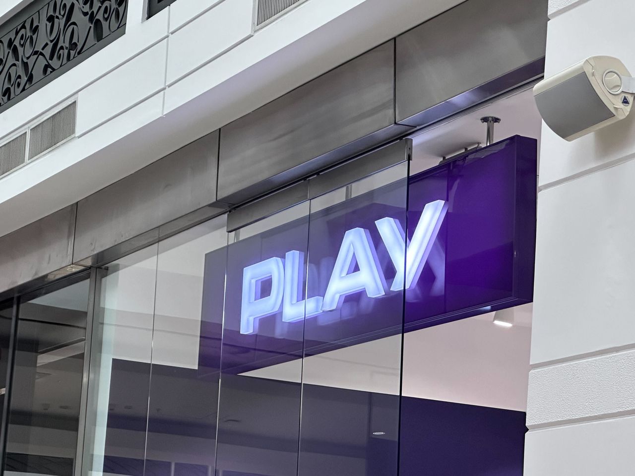 Logo salonu Play