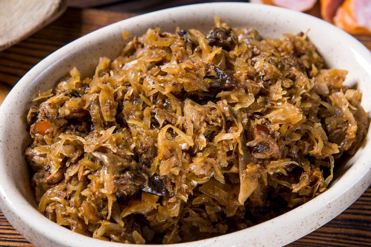 Bigos z jałowcem i wędzonym boczkiem