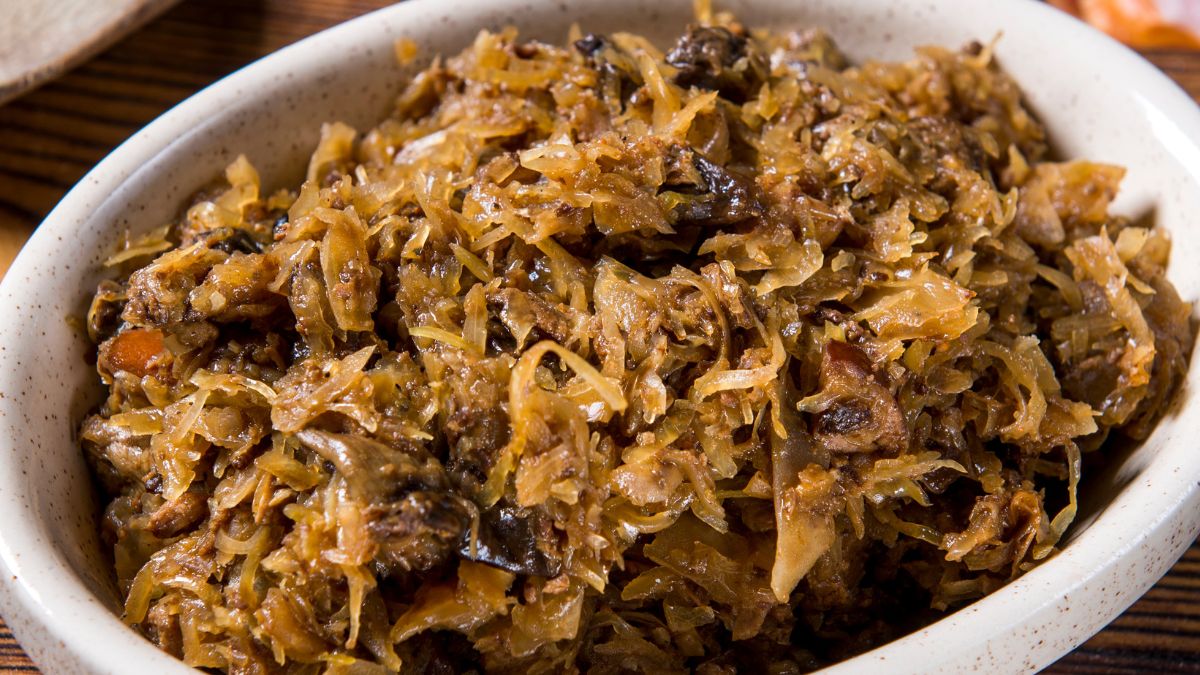 Bigos z jałowcem i wędzonym boczkiem