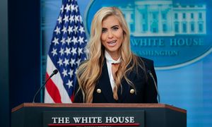 Wpadka przed kamerami. Nowa rzeczniczka Trumpa pomyliła go z mężem