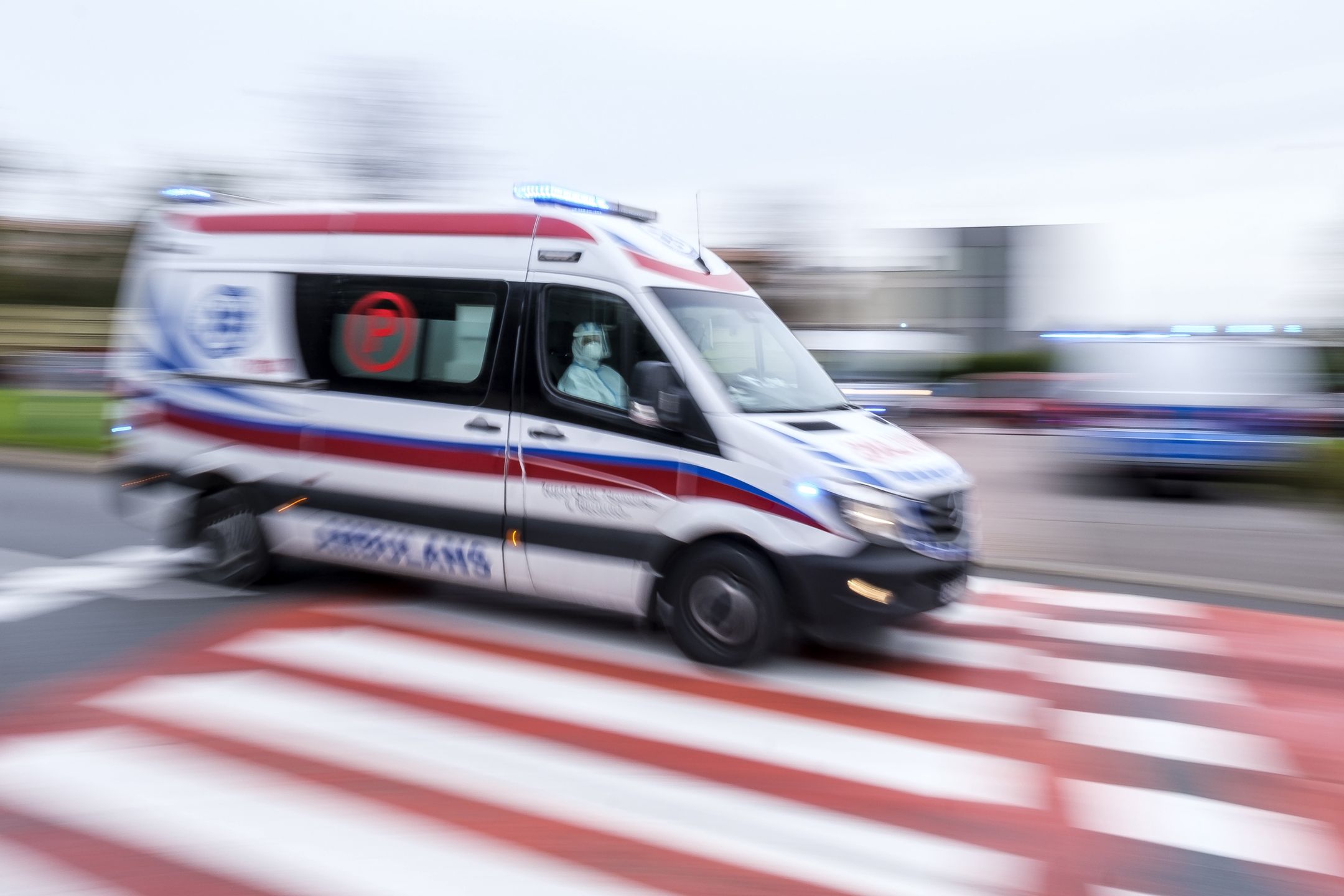 Warszawa. Ambulans zaklinował się wjeżdżając na parking