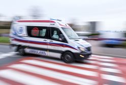 Warszawa. Karetka zaklinowała się wjeżdżając na parking podziemny