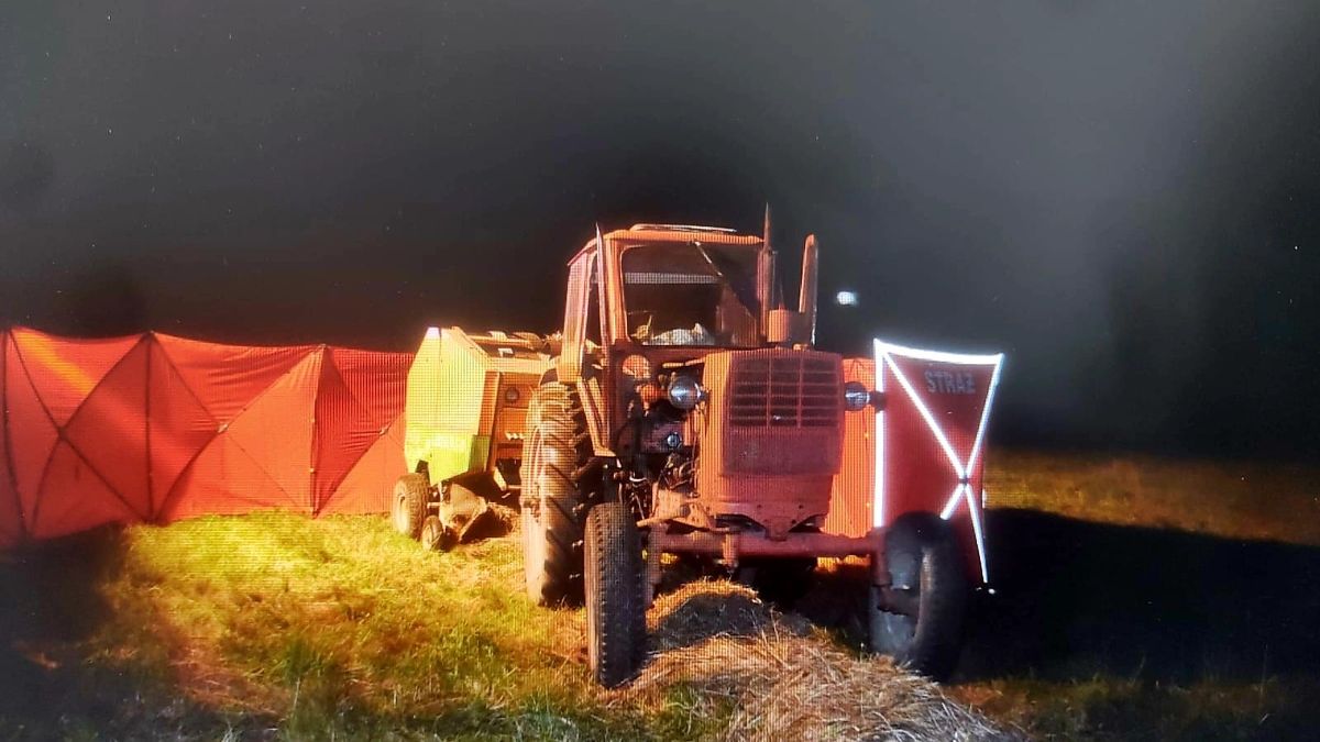 Ciągnik z prasą rolniczą do belowania słomy