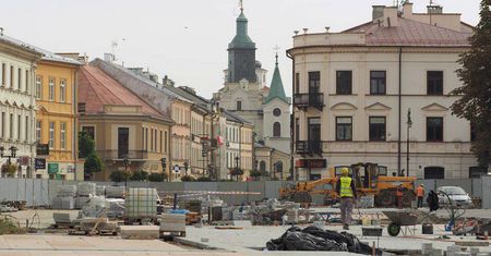 Półmetek prac na placu Litewskim. Widać już większą część nawierzchni przy poczcie
