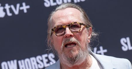 Gary Oldman wywołał zamieszanie wokół Bonda. Teraz się tłumaczy