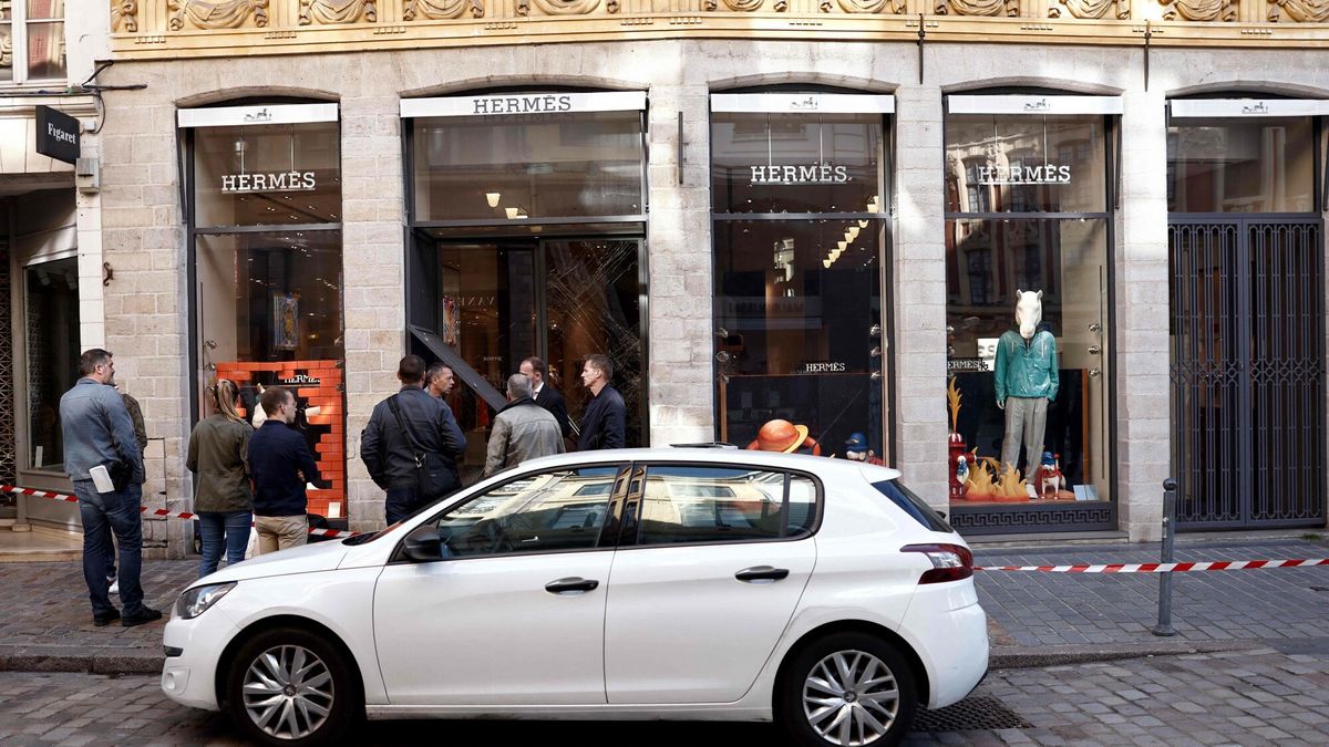 TemporaryThis photograph taken on May 25, 2023 in Lille shows the outside of the Hermes luxury store on the prestigious rue Grande-Chaussee where thieves used a car (not pictured) to ram the security gate and gain entry into the store. On May 17, 2023 the Louis-Vuitton luxury store a few streets away was attacked using the same method. (Photo by Sameer Al-Doumy / AFP)SAMEER AL-DOUMY