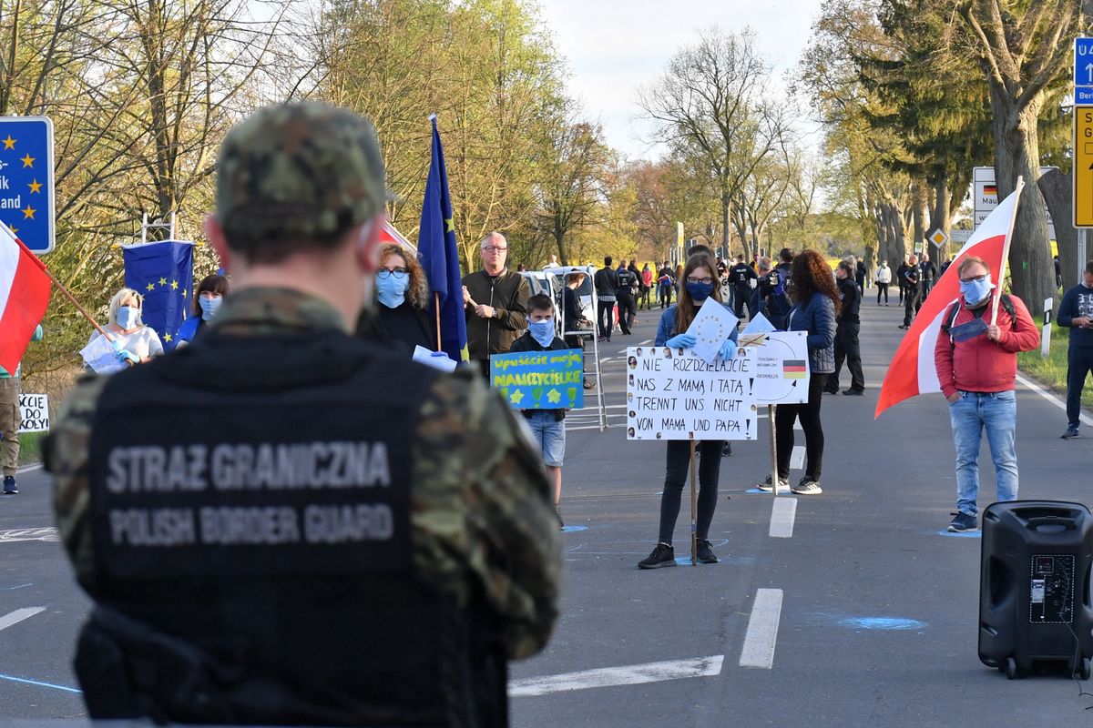 Psycholog społeczny: "Koronawirus jeszcze bardziej nas podzieli. W czasach kryzysu zaczynamy się bać innych" [WYWIAD]