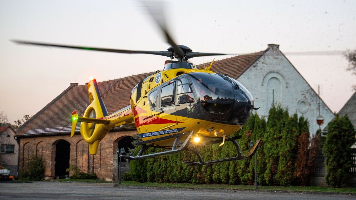 Katastrofa budowlana w Zielonej G�rze
Fot. NewsLubuski/East News, Zielona Gora, 25.10.2024. Katastrofa budowlana w Zielonej Gorze. W solectwie Przylep zawalila sie czesc budynku mieszkalnego, przede wszystkim dach. W srodku przebywaly dwie osoby, mezczyzni. Jeden zostal poszkodowany i trafil do szpitala. Na miejscu pracuje straz pozarna i policja, obecny byl tez smiglowiec LPR i karetka pogotowia. Inspektor nadzoru budowlanego stwierdzi czy dom nadaje sie do zamieszkania.
NewsLubuski