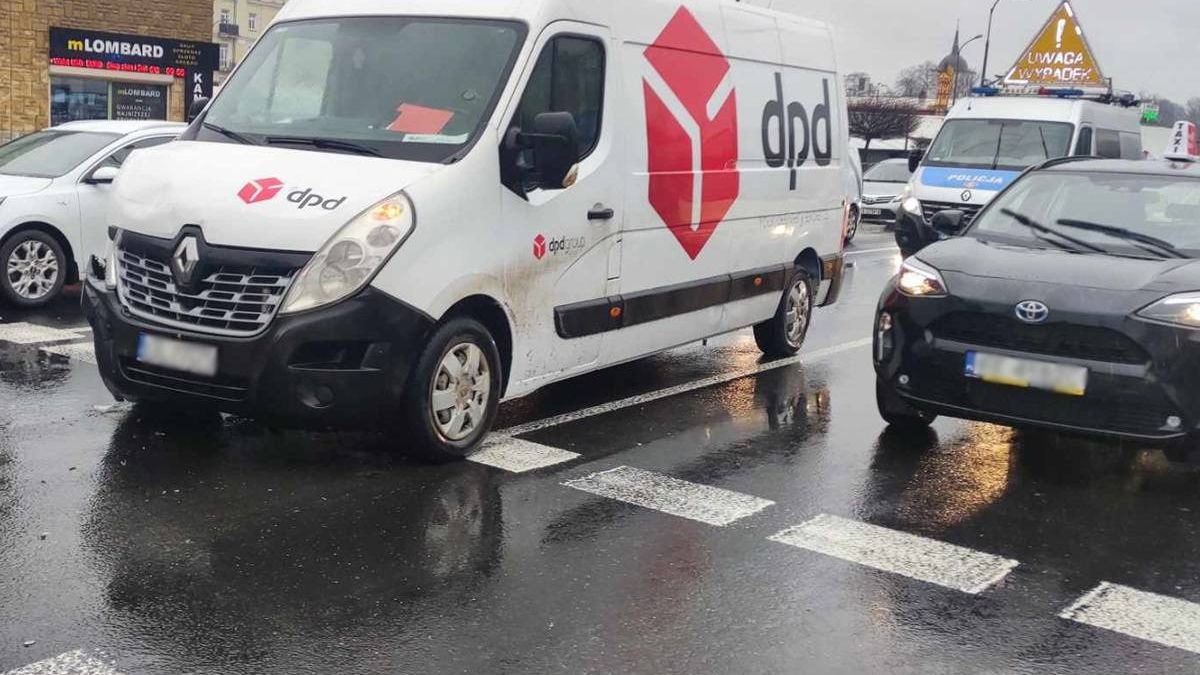 Kurier DPD wjechał busem w tył osobowej hondy na al. Tysiąclecia