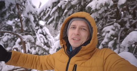 Sól na chodnikach. YouTuber wyjaśnia, dlaczego ją sypiemy