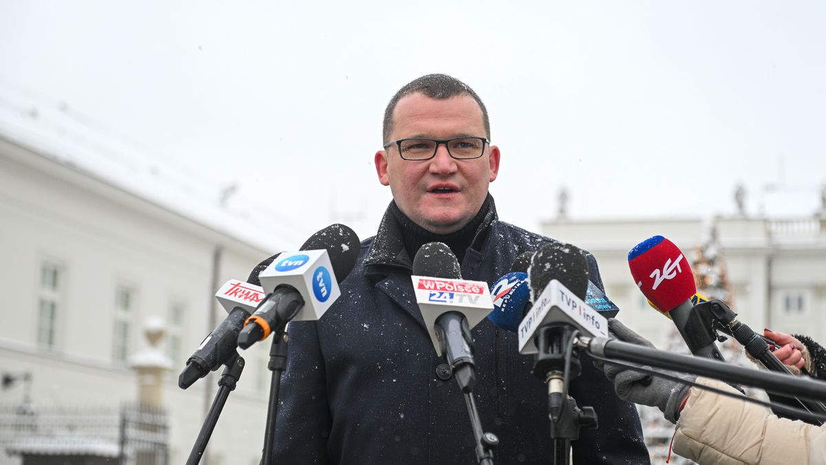 Pawe� Szefernaker
Warszawa, 01.01.2026. Szef Gabinetu Prezydenta RP Pawe� Szefernaker podczas wypowiedzi dla medi�w przed Pa�acem Prezydenckim w Warszawie, 1 bm. Zako�czy�a si� ceremonia zmiany polskiej flagi powiewaj�cej nad Pa�acem Prezydenckim. Ceremonia ma si� odbywa� co tydzie� w ka�d� sobot�. Decyzj� prezydenta Karola Nawrockiego zdj�te flagi trafi� do szk�, stra�ak�w i s�u�b oraz do instytucji pa�stwowych. (sko) PAP/Marcin Obara
Marcin Obara
flaga, flagi, Pa�ac Prezydencki, polityk, zmiana, bia�o-czerwona, polska, Polski, ludzieprezydenta