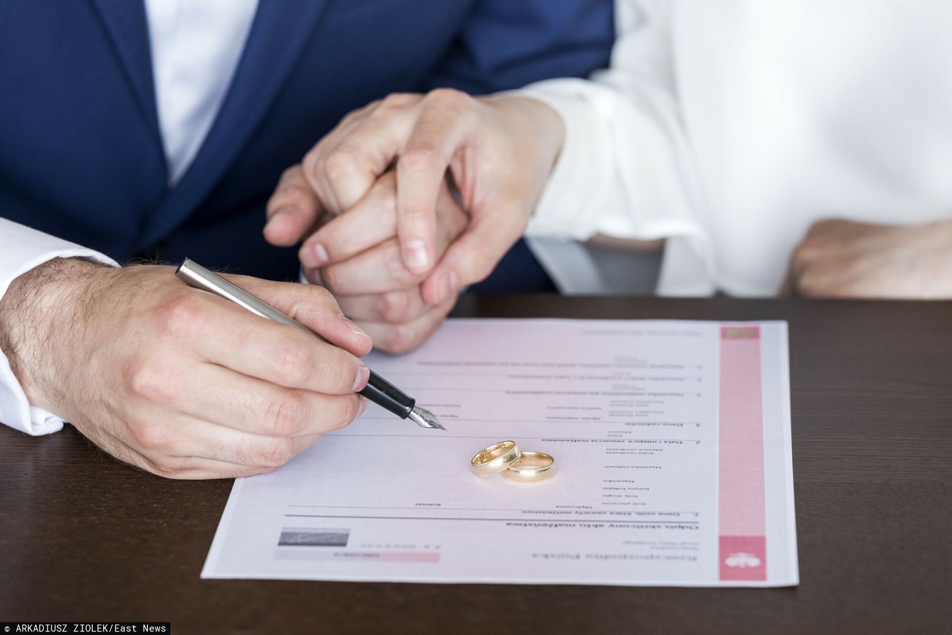 wiadomości,aktualności,WP Wiadomości Kobieta i mężczyzna znikają z formularzy małżeńskich. Pierwsza gmina mówi temu 