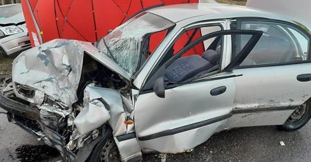 Wypadek ze skutkiem śmiertelnym. Wyprzedzał ciąg pojazdów. Czołowo zderzył się z autem z naprzeciwka