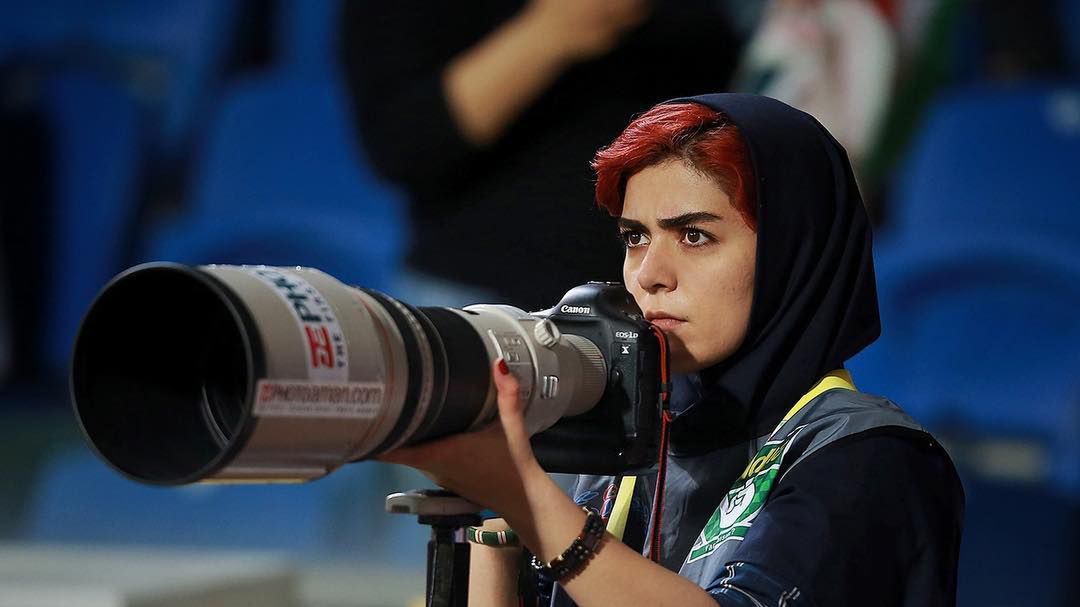 Irańskiej fotografce zabroniono robić zdjęcia na meczu. Zrobiła zdjęcia z dachu 1
