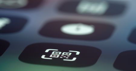 Plakaty z kodem QR w polskich miastach. To kolejna "pułapka" na nasze dane