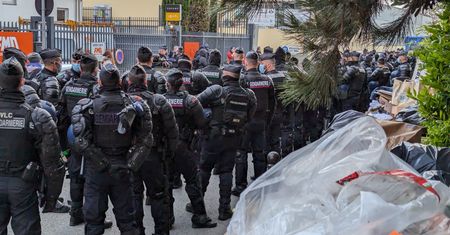 Francja robi porządki przed olimpiadą. Oburzenie po "brutalnej" ewakuacji skłotu w Vitry-sur-Seine