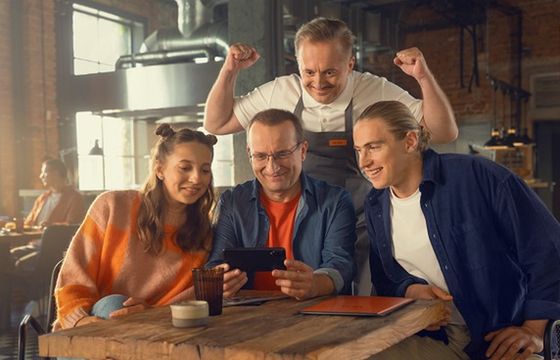Kelner Mikołaj Cieślak obsługuje Roberta Górskiego w nowej reklamie Orange