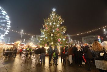 Katowice: Na rynku oficjalnie rozbłysła miejska choinka