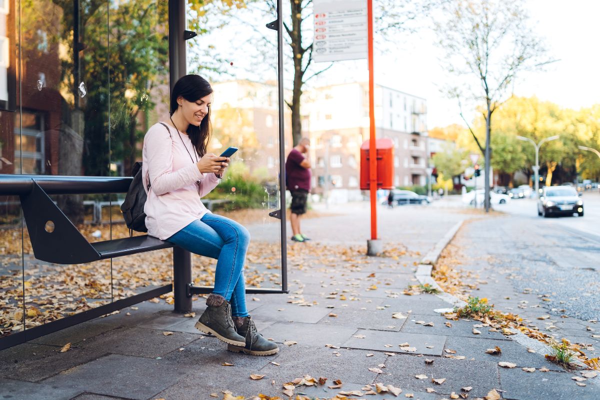 Ładujesz telefon na przystanku? Sprawdź, dlaczego popełniasz błąd