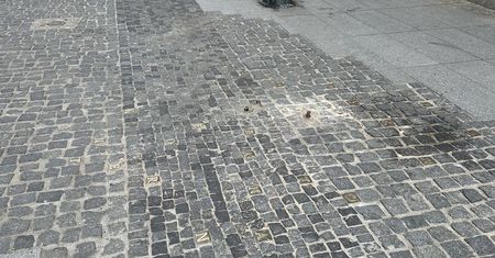 W tym miejscu stał pomnik. W nocy wyrwali go i przewrócili