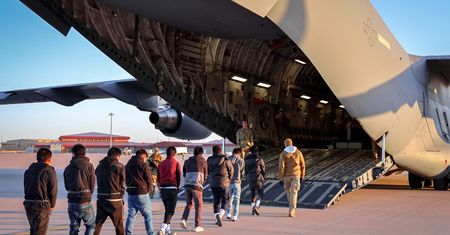 Migranci wsiadają na pokład. "Rozpoczęły się loty deportacyjne" z USA