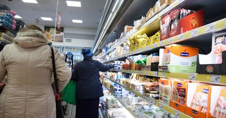Zakupy na zapas. "Odradzam". Ekspert mówi, kiedy ruszyć do sklepu