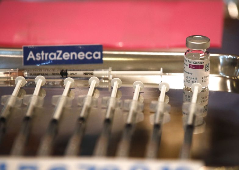 Szczepionka AstraZeneca. Kraje wstrzymują szczepienia. Akcje producenta na minusie