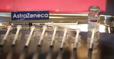 Szczepionka AstraZeneca. Kraje wstrzymują szczepienia. Akcje producenta na minusie