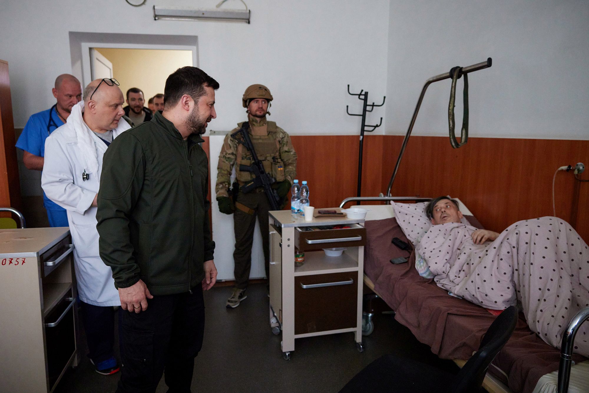 Wojna w Ukrainie. Zełenski się nie ukrywa i odwiedza rannych w kijowskim szpitalu 2