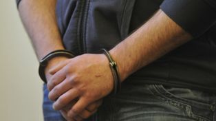 Ruja: Jechał autem mimo dożywotniego zakazu prowadzenia pojazdów, był pod wpływem narkotyków i miał narkotyki przy sobie