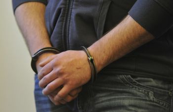 Ruja: Jechał autem mimo dożywotniego zakazu prowadzenia pojazdów, był pod wpływem narkotyków i miał narkotyki przy sobie