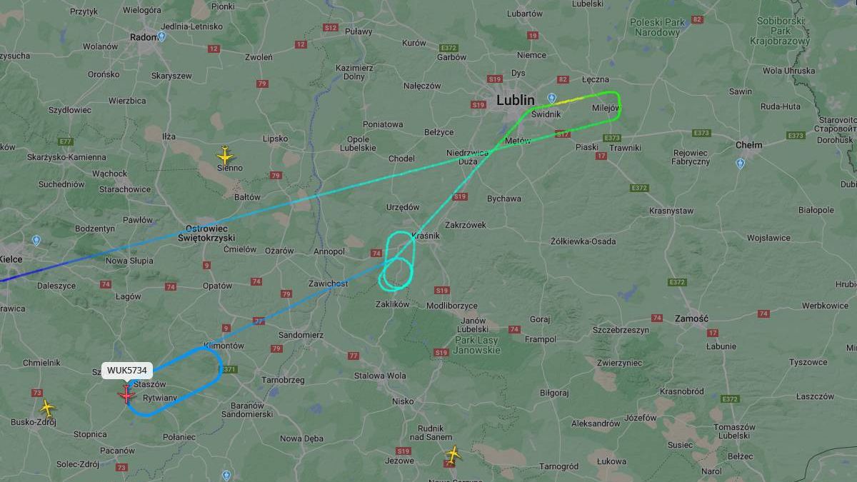 Samolot Wizz Air z Londynu krążący nad regionem