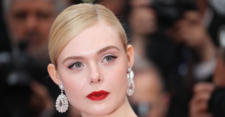 Elle Fanning choruje na egzemę. Pokazała, jak wygląda bez makijażu i zrobiła furorę