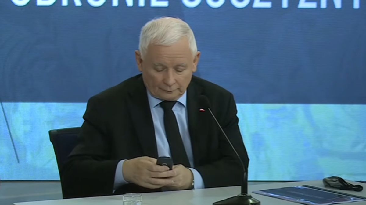 Jarosław Kaczyński z telefonem w ręku 