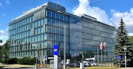 Koronawirus w siedzibie LOT-u. Firma mówi o "paru osobach", pracownicy skarżą się na procedury