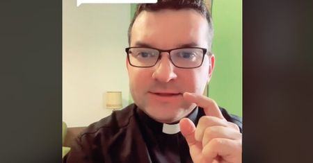 Zapytała księdza o komunię. Po odpowiedzi ludzie aż się zagotowali