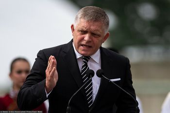 Fico szuka trasy do Moskwy. Wśród wariantów przelot przez Polskę