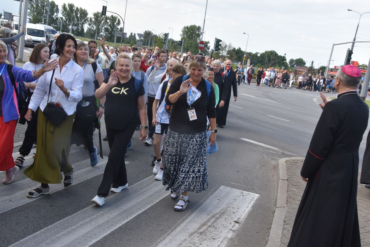 Pielgrzymi już idą na Jasną Górę. Do przejścia 400 km w trzynaście dni