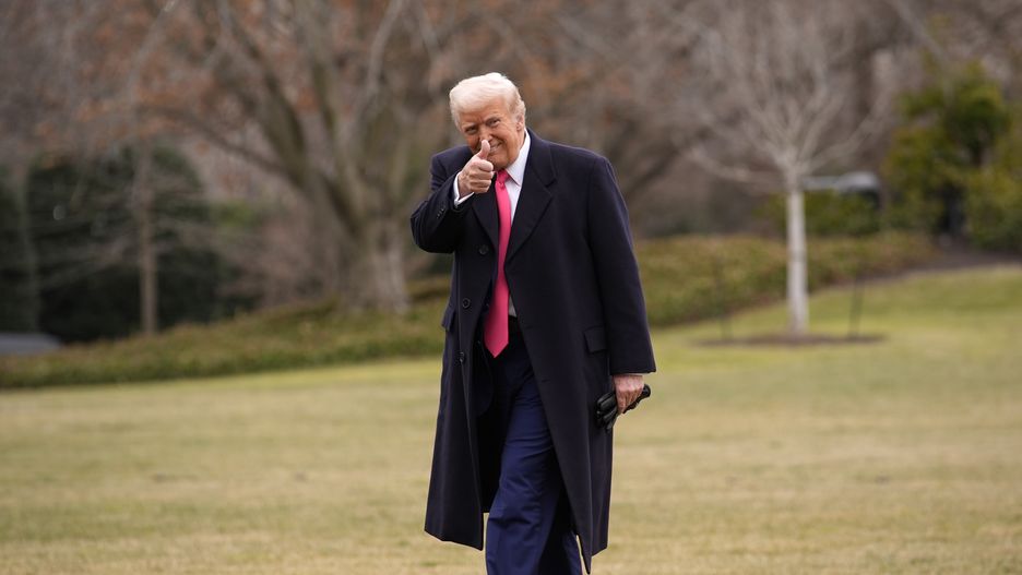 US President Donald Trump walks on the South Lawn upon his return to the White House in Washington, DC, USA, 22 February 2025, after delivering remarks at CPAC. EPA/YURI GRIPAS / POOL Dostawca: PAP/EPA.