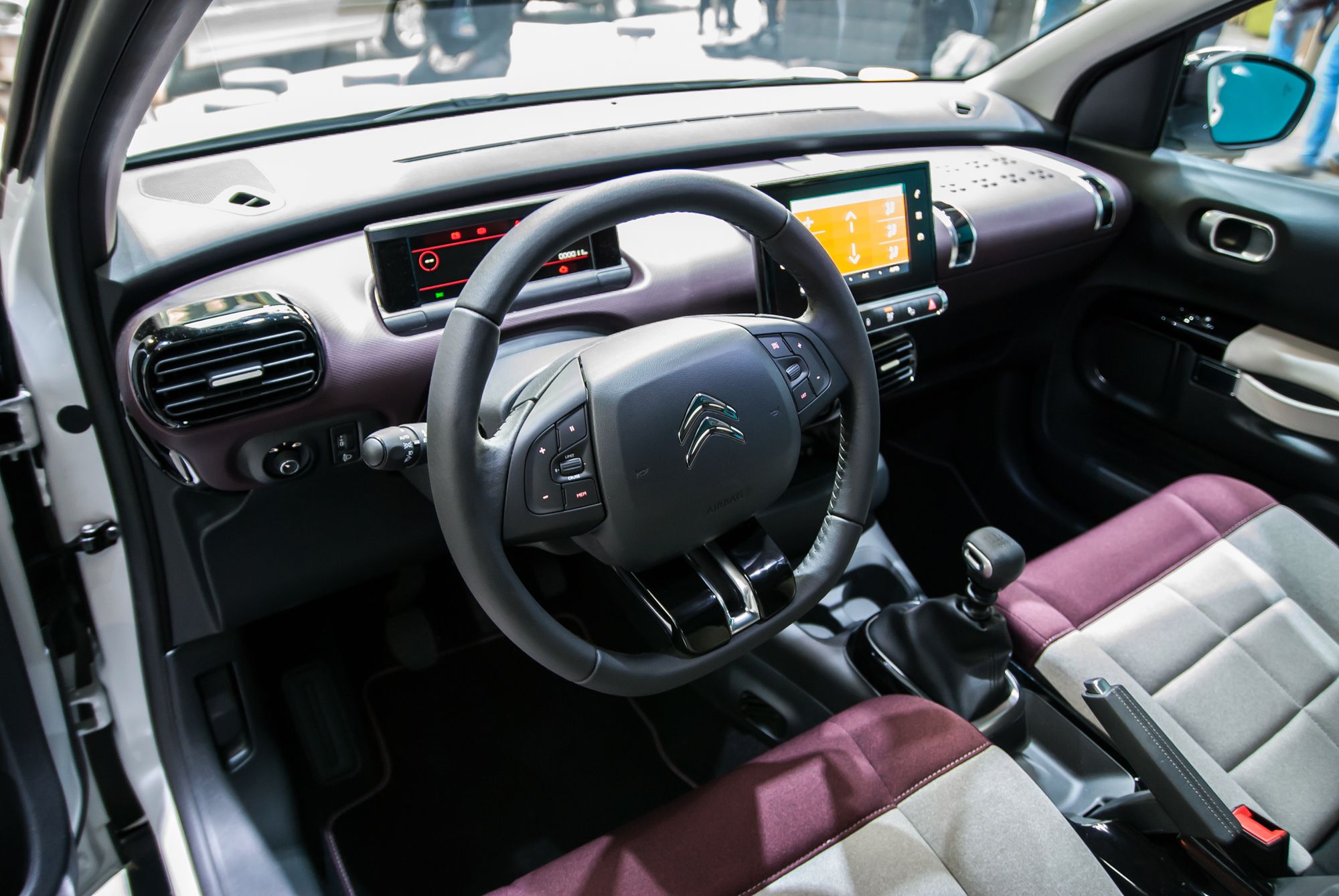 Cyfrowe wnętrze i ultrawygodne fotele. Citroen nie stosuje półśrodków