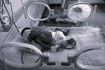 Skazani bez rozprawy. Więzienie dla rodziców po śmierci niemowlaka