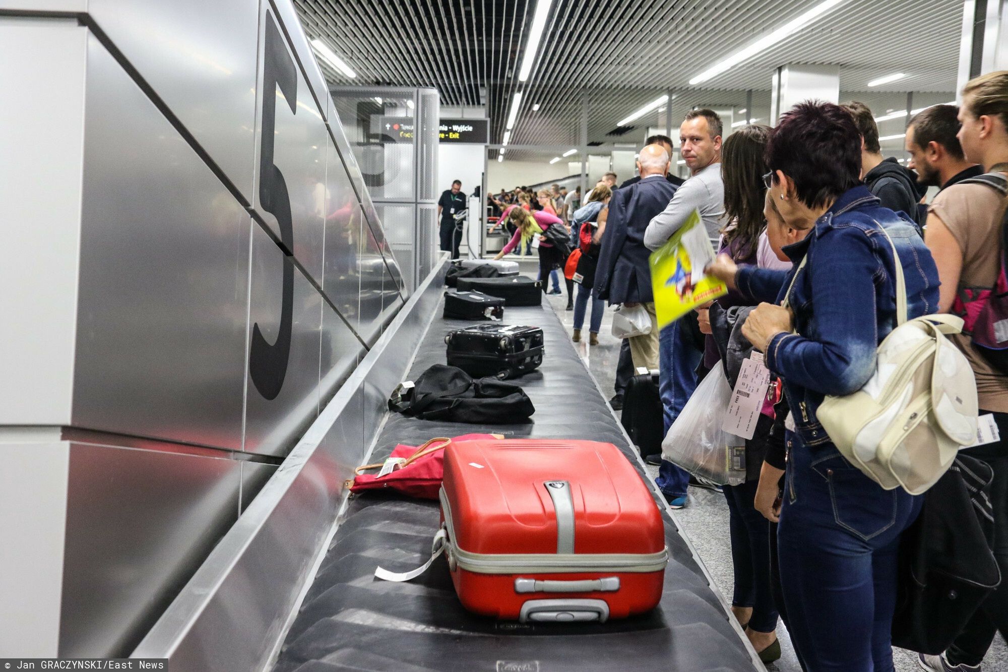 Testy nowego terminala Krak�w AirPort
Fot. Jan Graczynski / East News   Krakow Balice 05.09.2015 750 osob wcielilo sie w role pasazerow odlatujacych i przylatujacych podczas testow nowego terminala Krakow Airport im. Jana Pawla II N/Z:
JAN GRACZYNSKI
