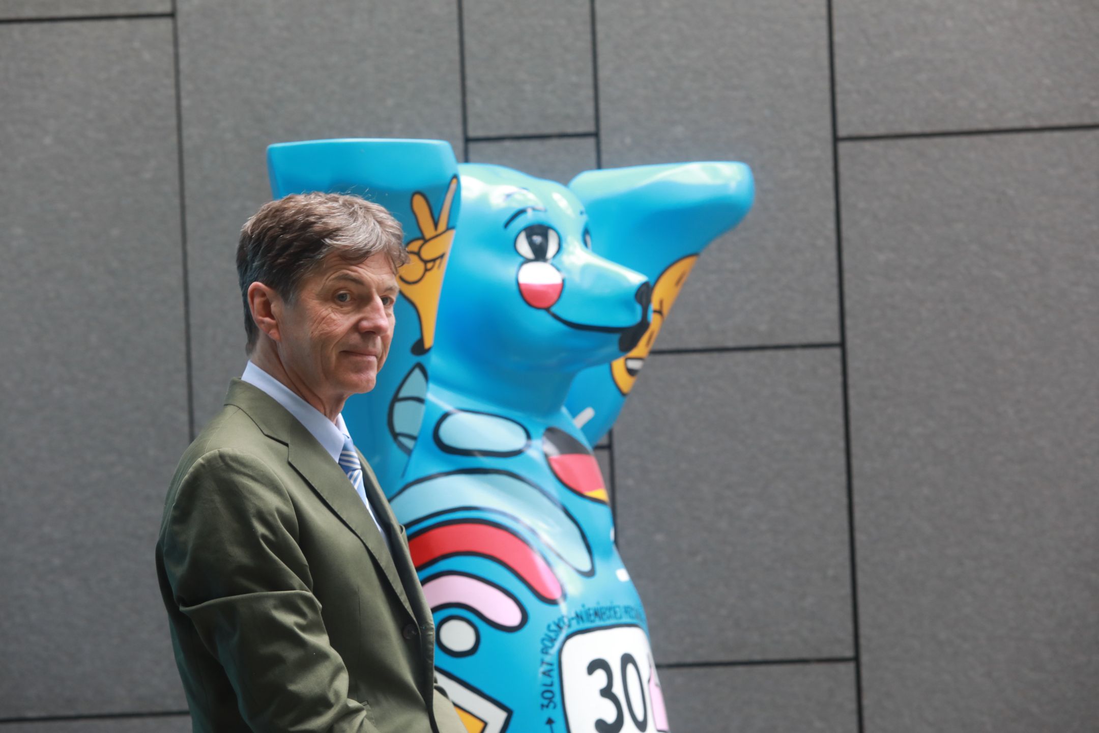 01.06.2021 r. Ambasador Niemiec w Polsce Arndt Freytag von Loringhoven odsłania figurkę misia "Buddy Bear" przed ambasadą Niemiec w Warszawie z okazji 30-lecia polsko-niemieckiego traktatu o przyjaźni