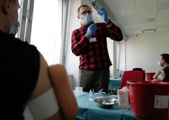 Koronawirus w Polsce. Pięć grup zawodowych do szczepienia w trybie pilnym