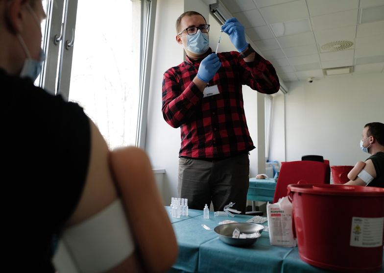 Koronawirus w Polsce. Pięć grup zawodowych do szczepienia w trybie pilnym